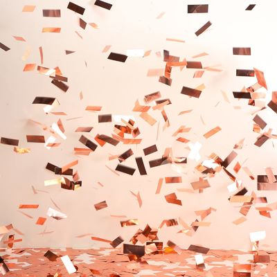 Πορφυρό 2*5cm Πάρτι Popper Confetti Cannon βιοδιασπώμενο ορθογώνιο Στρογγυλό σχήμα καρδιάς Πράσινο λευκό Μαύρο Confetti Χρυσό φύλλο Δωρεάν δείγμα